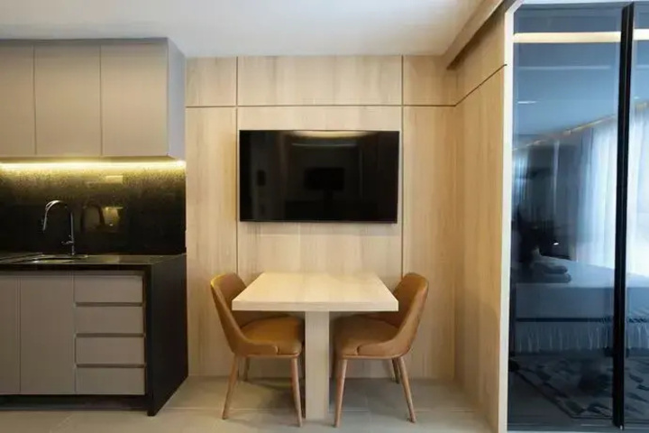 Room 6 of 11