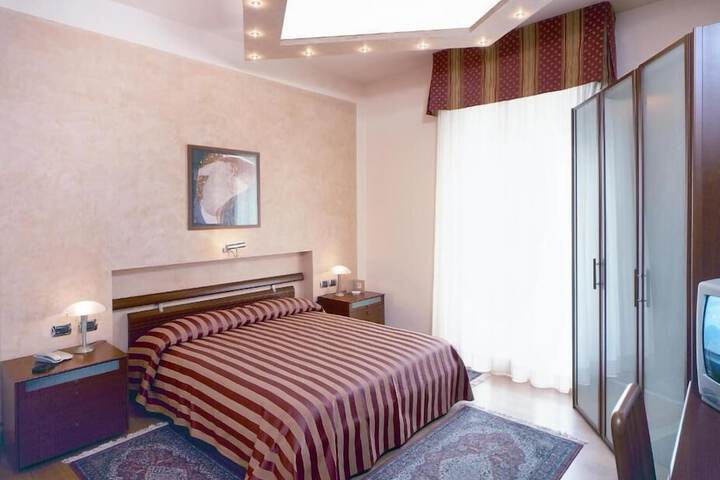 Room 6 of 63
