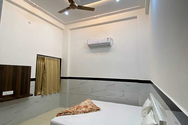 Room 6 of 9