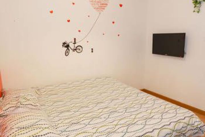Room 3 of 8
