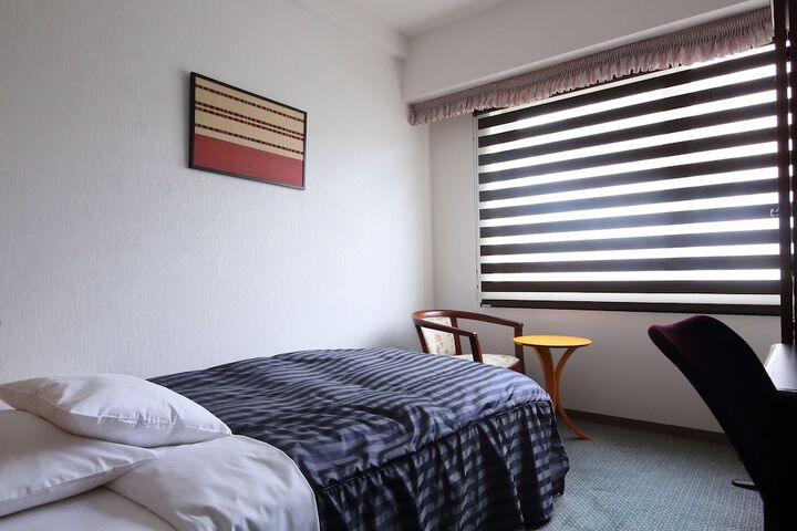 Room 5 of 28
