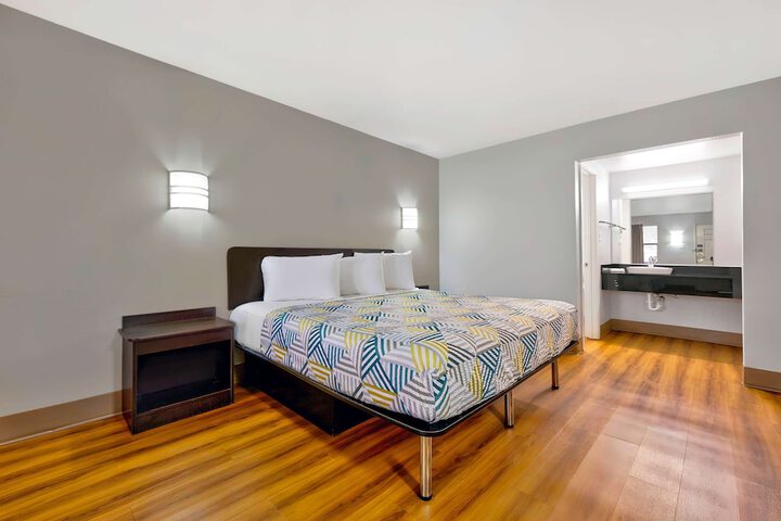 1 King Bed (3 of 13)