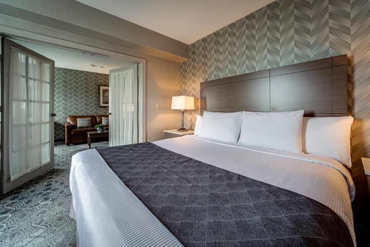 Suite Queen Size Bed (2 of 3)