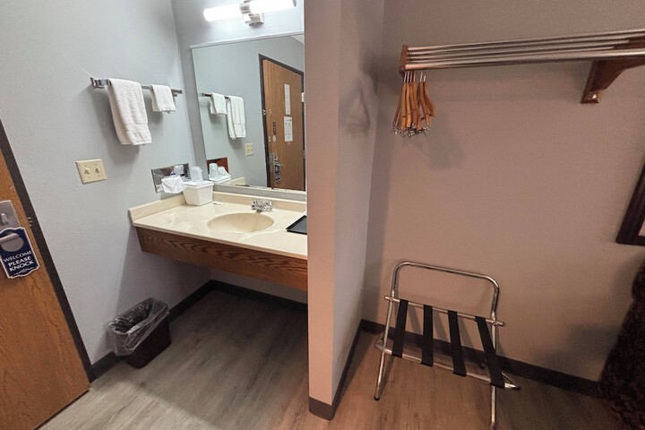 Room 8 of 28