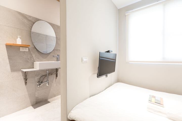 Room 5 of 99