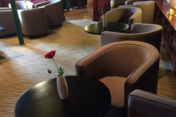 Lounge 37 of 43