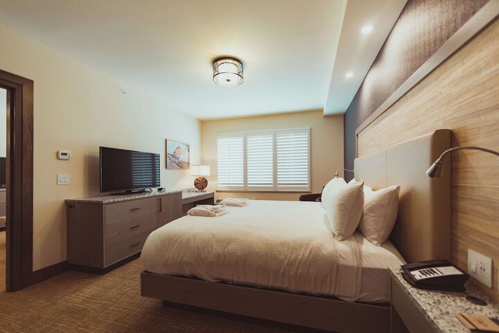1 King Bed (3 of 24)