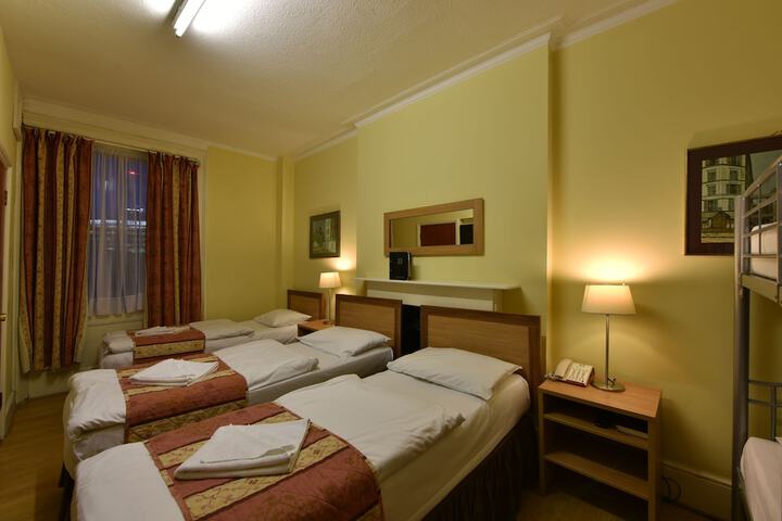Room 27 of 81