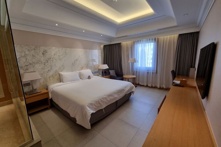 Room 25 of 100