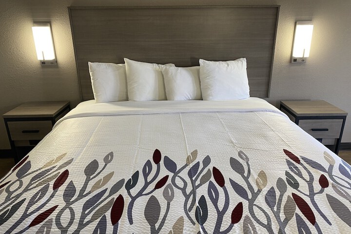 Deluxe King Bed (4 of 9)