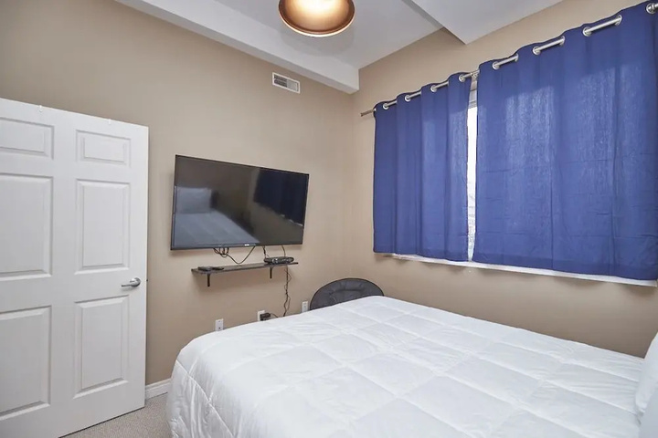 Room 2 of 10