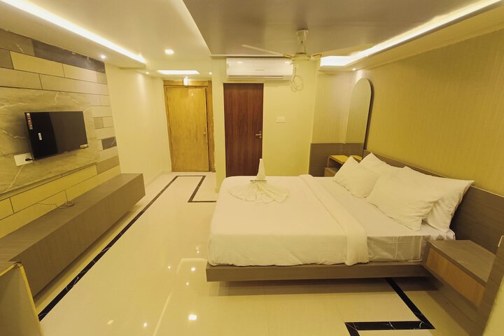 Room 9 of 12