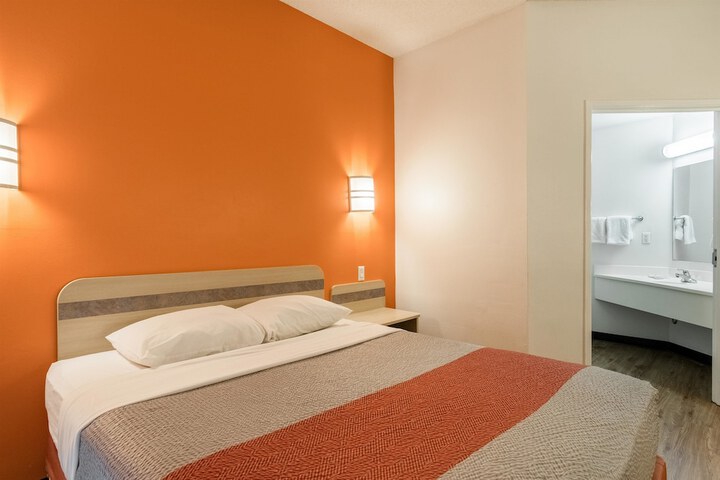 1 Queen Bed (7 of 16)