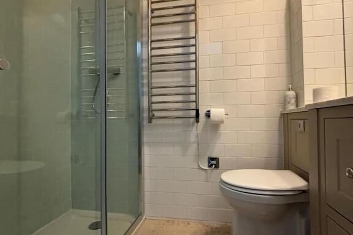 Room 6 of 8