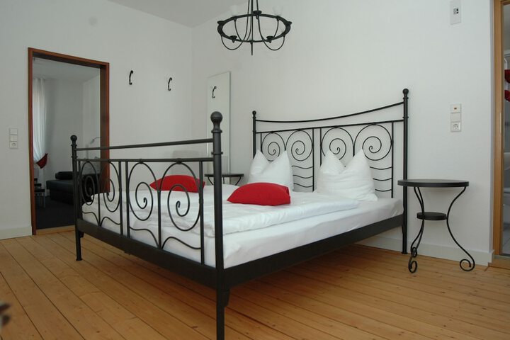 Room 4 of 17