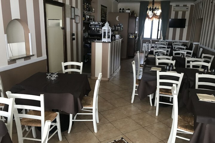 Dining 4 of 8