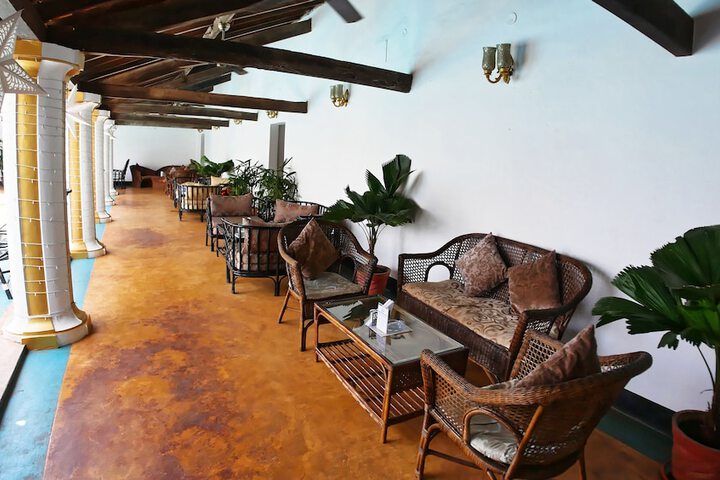 Lounge 77 of 104