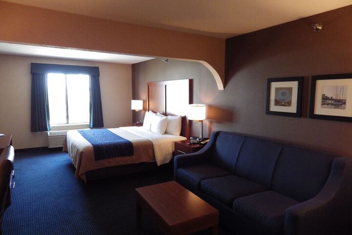 1 King Bed Suite (3 of 16)