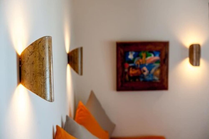 Room 4 of 99