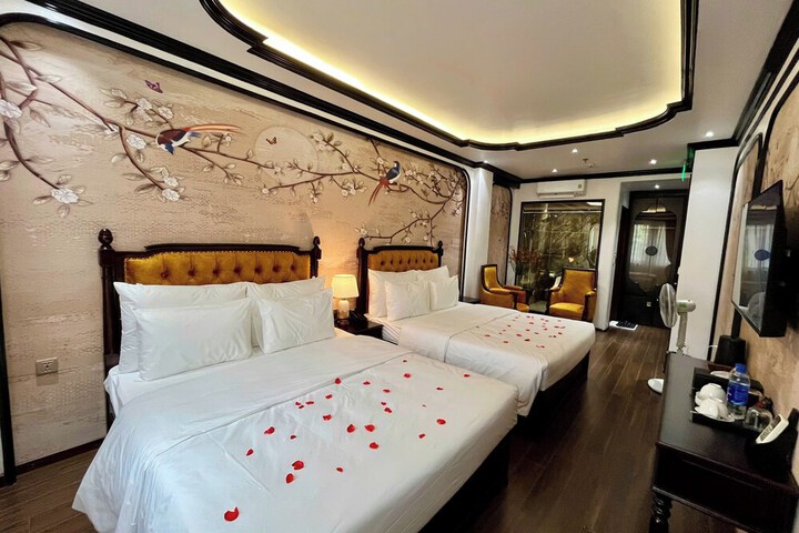 Room 42 of 165
