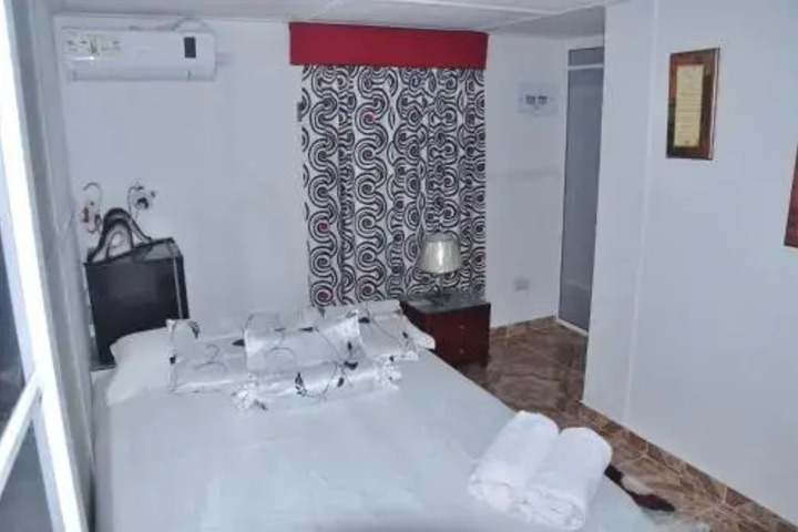 Room 6 of 10