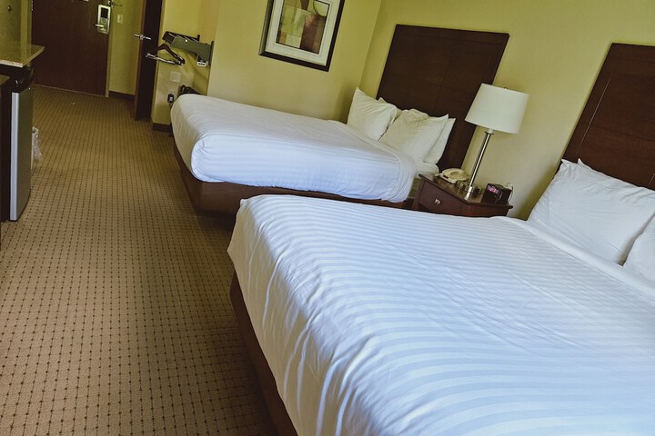 2 Queen Beds (7 of 8)
