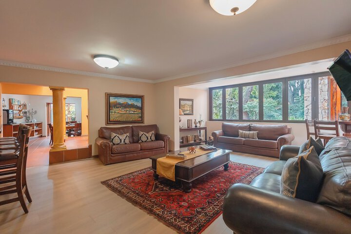 Lounge 65 of 76