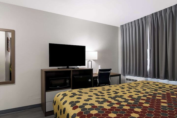 1 King Bed (5 of 10)