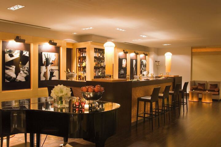 Lounge 120 of 134