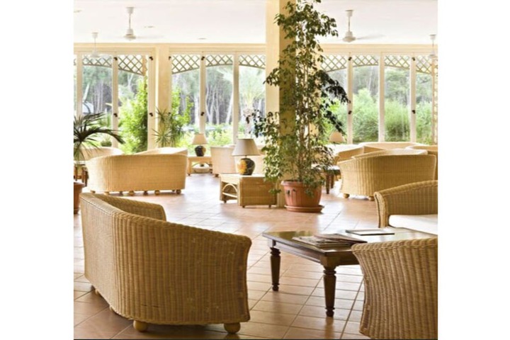 Lobby lounge