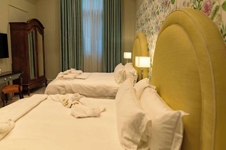 Room 38 of 77