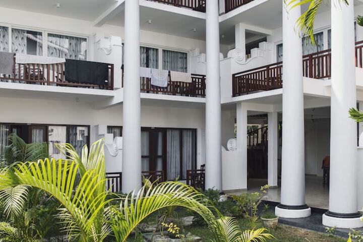 Hotel Exterior 60 of 75
