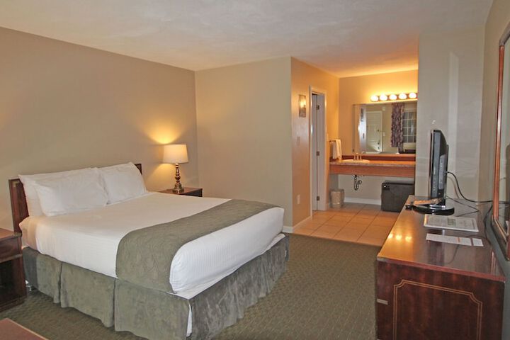 1 Queen Bed (14 of 14)