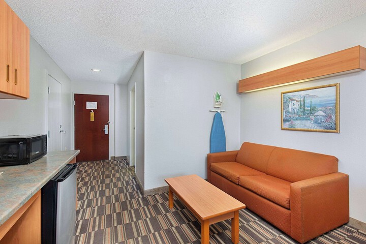 1 Queen Bed Accessible (22 of 32)