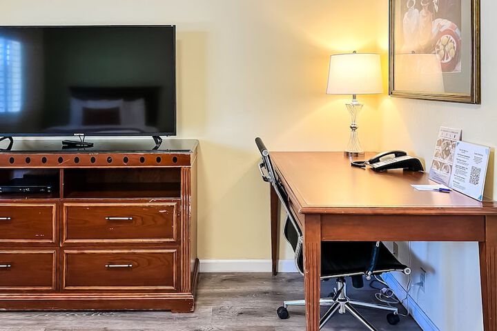 1 Queen Bed (10 of 49)