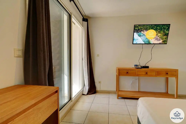 Room 5 of 9