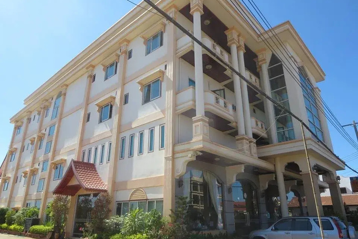 Ladtana Phetarmonchai Hotel