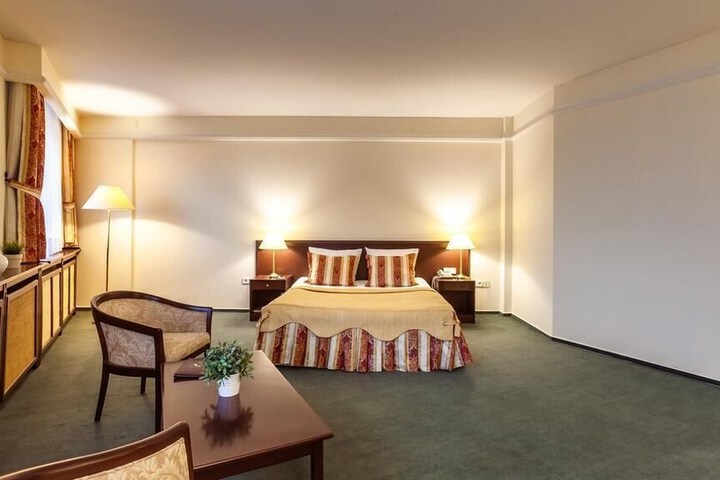 Room 16 of 34