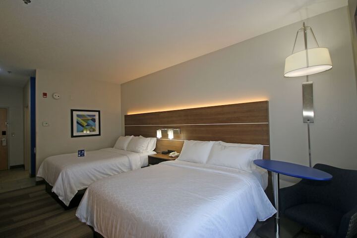 2 Queen Beds (3 of 8)