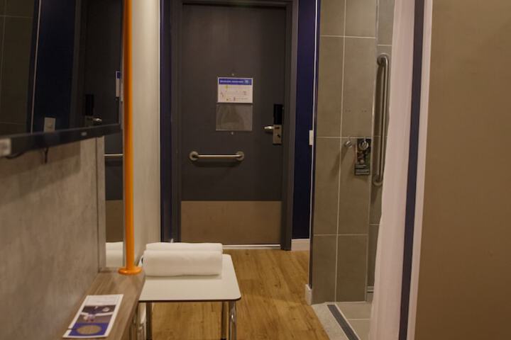 Room 18 of 110