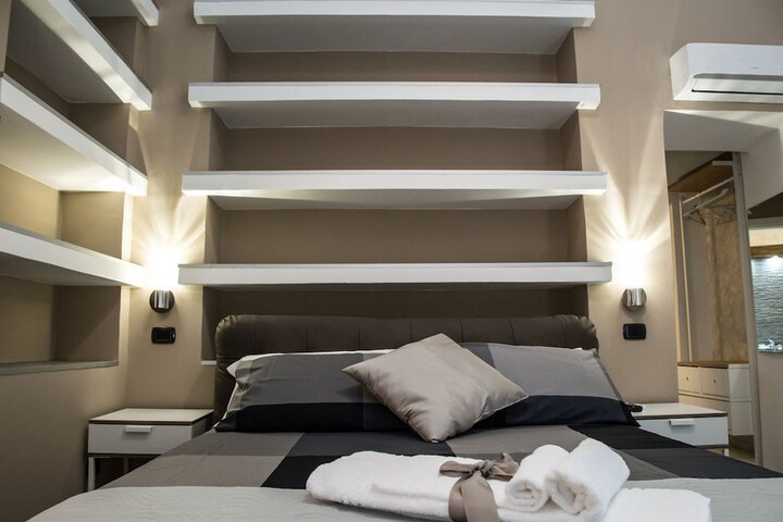 Room 6 of 32