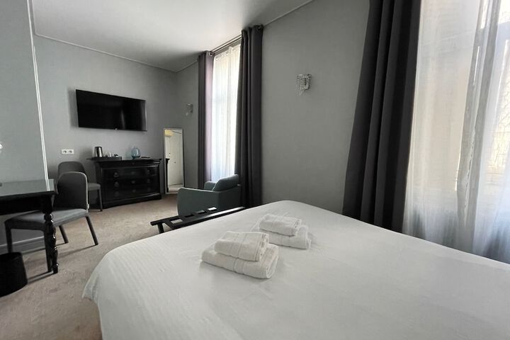 Room 32 of 38