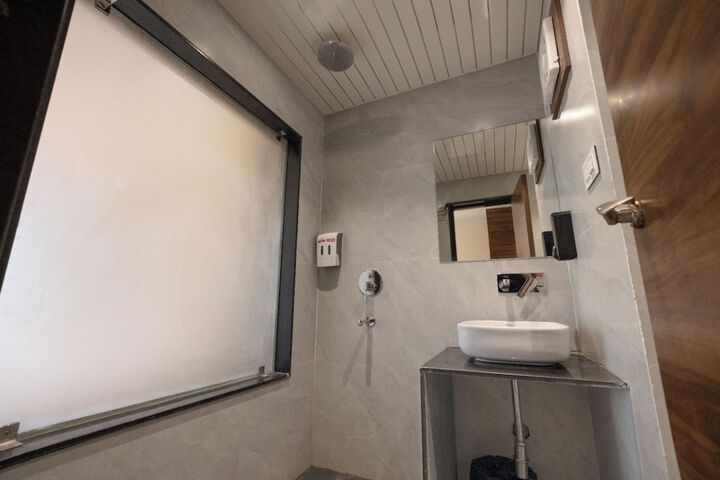 Room 8 of 9