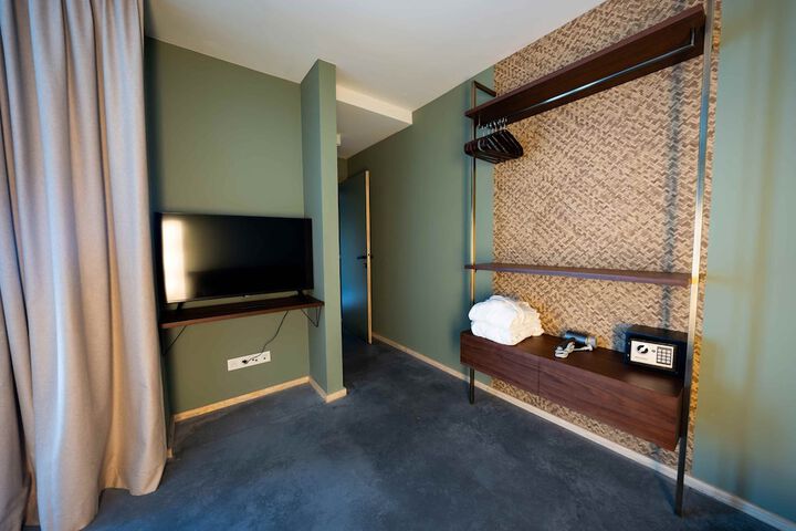 Room 25 of 100
