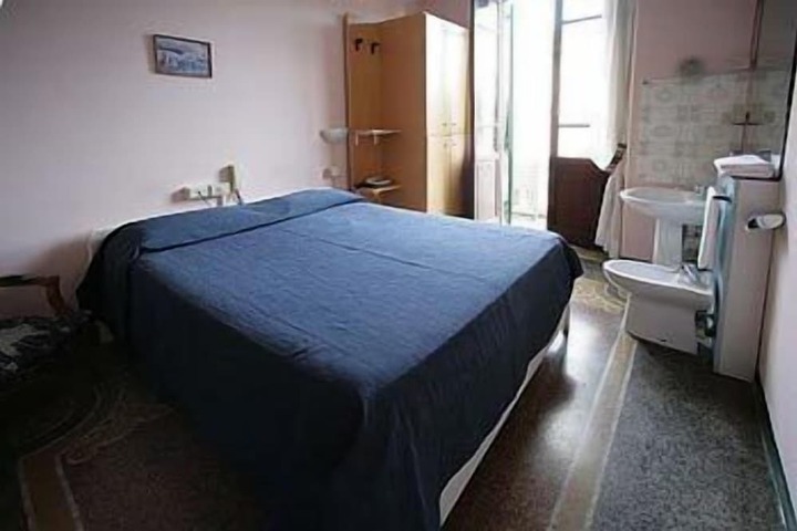 Room 5 of 13