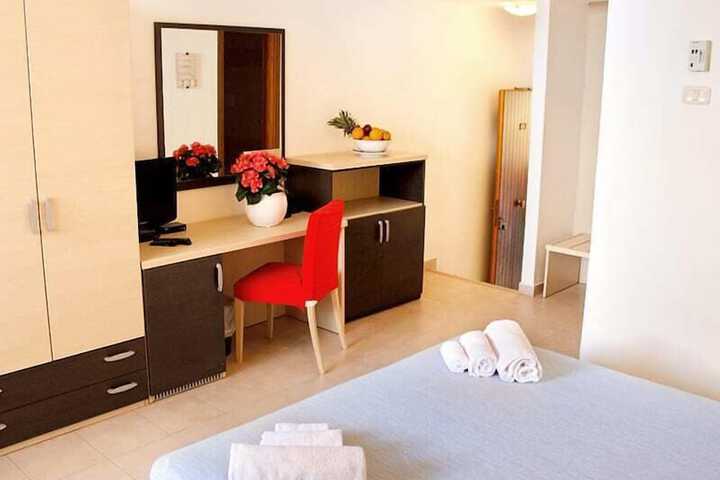 Room 5 of 20