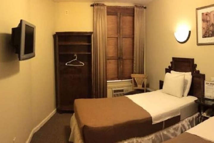 Room 9 of 37