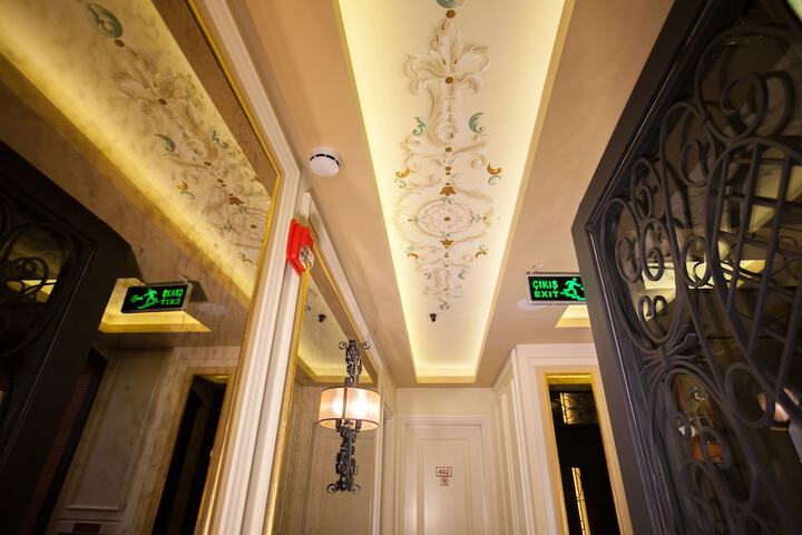 Ballroom/Hall 44 of 50