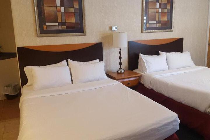 Deluxe 2 Queen Beds (3 of 8)