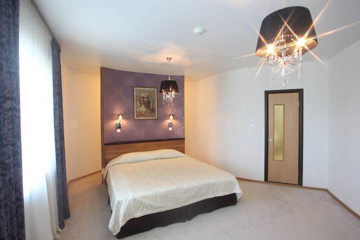 Room 33 of 82